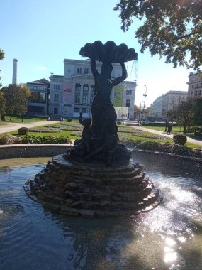 Sonbaharda Riga Letonya 'da parkta fontan