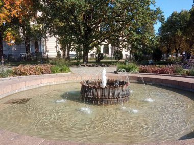 Sonbaharda Riga Letonya 'da parkta fontan