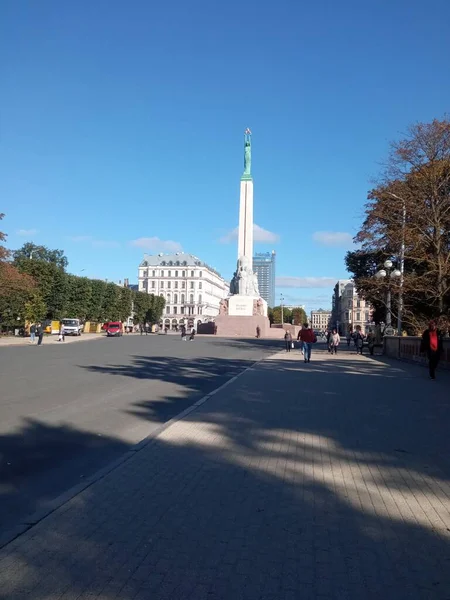 Riga Letonya Sonbaharda Özgürlük Anıtı Turizm — Stok fotoğraf