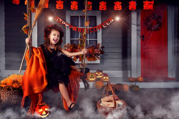 Vtipné Dívka Dítě Dítě Halloween Čarodějnice Kostým Černým Kloboukem Oranžové — Stock fotografie