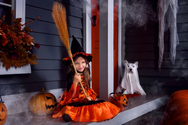 Joven Niña Divertida Niño Traje Halloween Naranja Escoba Jugando Aire — Foto de Stock