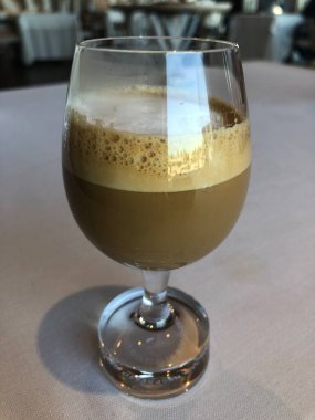 Bulanık kahve dükkanının arka planında bir bardak kapuçino. Yüksek kalite fotoğraf