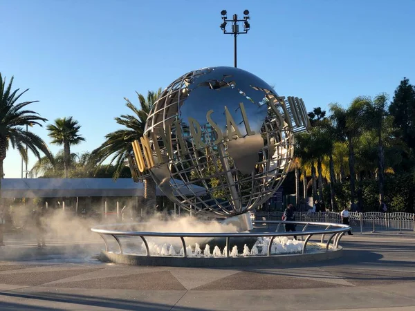 Лос-Анджелес, Калифорния, США - 07 сентября 2018 года: всемирно известный парк Universal Studios в Голливуде. Мяч с надписью на входе в парк. — стоковое фото