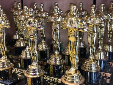 Hollywood 'da bir hediyelik eşya dükkanında altın ödül ya da kupa 