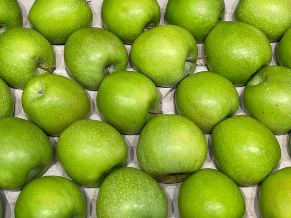 Diseño creativo hecho de manzana verde con manchas de acuarela en el fondo blanco. Acostado. Concepto alimenticio. — Foto de Stock