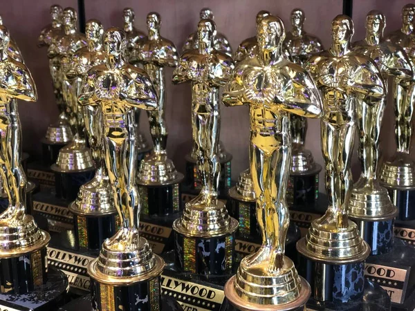 Arany díj vagy trófea egy ajándékboltban Hollywoodban — Stock Fotó