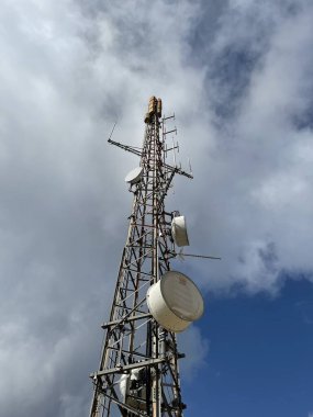Telekomünikasyon ve mobil ağ altyapısı ile yan yana iki baz istasyonu, daha geniş kapsama alanı için uzaktan kumanda antenleri ve Radyo Yöneticisi, RRH. Yüksek kalite fotoğraf