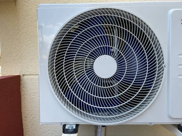 Aire acondicionado, condensador unidad al aire libre, ventilador de cerca —  Fotos de Stock