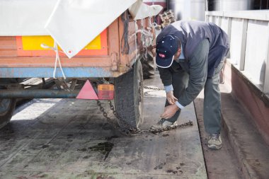 Üzüm hasadının ve şarabın sonbahar dönemi unutulmaz manzaralar sunar üzüm hasadı ve şarap işleme yerleri