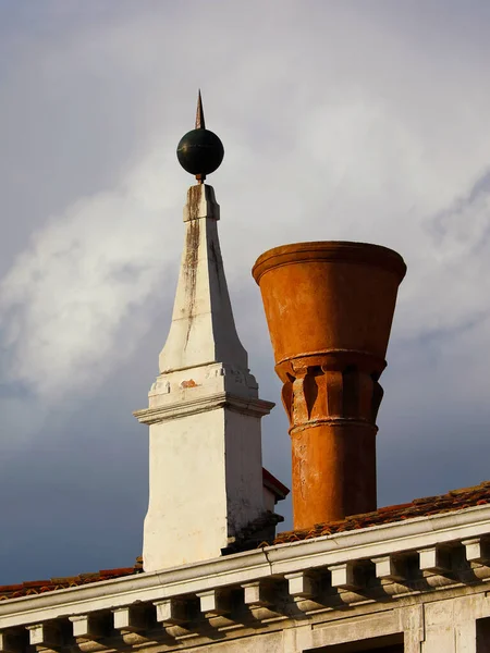 Venedig Alte Und Charakteristische Architekturen Steinerne Spitze Und Keramischer Schornstein — Stockfoto