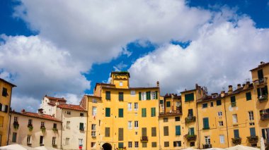 Lucca Amfitiyatrosunun bulutlu karakteristik ortaçağ evleri