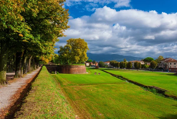 Tuscany 'de seyahat. St. Salvador Bulwark ile Lucca Halk Parkının Duvarları