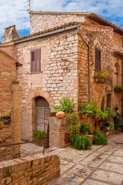 Spello, İtalya, 1 Kasım 2019 - Cadılar Bayramı Spello. Iconic Jack-o '-fener kabağı tarihi merkez dar şerit boyunca