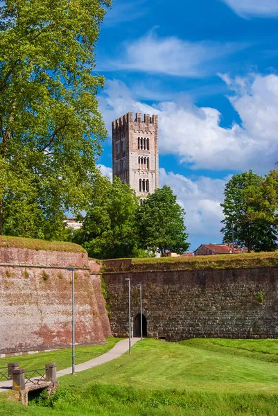 Lucca büyüleyici tarihi merkez. İkonik St. Frediano ortaçağ çan kulesinin manzarası