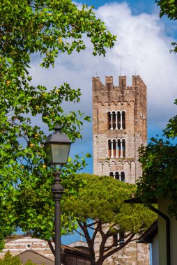 Lucca büyüleyici tarihi merkez. İkonik St. Frediano Ortaçağ çan kulesine bakın.