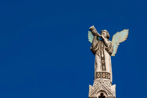 Cherub Angel Tocar Trompete Uma Estátua Medieval Século Xiii Topo Fotos De Bancos De Imagens Sem Royalties