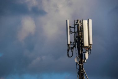 Elektromanyetik radyasyon. Bulutlar arasında 5G ve 4G antenli telekomünikasyon kulesi (kopyalama alanı ile))