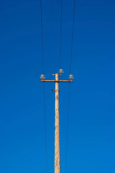 Elektromosság Múltban Nagyon Öreg Oszlop Drótokkal Kábelekkel Kék Ellen Jogdíjmentes Stock Képek