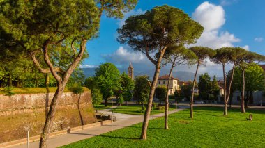 Lucca Halk Parkının Duvarları. St. Mary Bulwark ve St. Condordio gotik çan kulesi manzarası