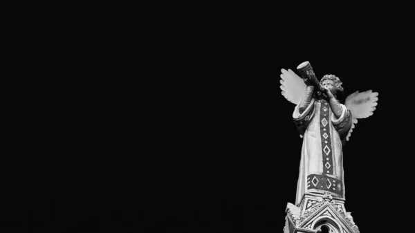 Cherub天使吹喇叭 一座中世纪的13世纪雕像 位于卢卡圣迈克尔教堂的顶部 黑白相间 有复制空间 — 图库照片