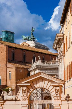 Capitoline Tepesi Roma 'nın merkezinde antik anıtlar ve antikalar