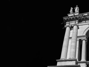 Rönesans mimarisi. Vicenza 'da ünlü mimar Andrea Palladio (Siyah ve Beyaz) tarafından tasarlanmış sütunları ve heykelleri olan (16.-17. yüzyıl) Bazilika Palladiana köşesi.)