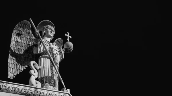 미카엘 대천사가 루카에 미카엘 교회의 꼭대기에 세기의 조각상인 물리치다 흰색으로 — 스톡 사진