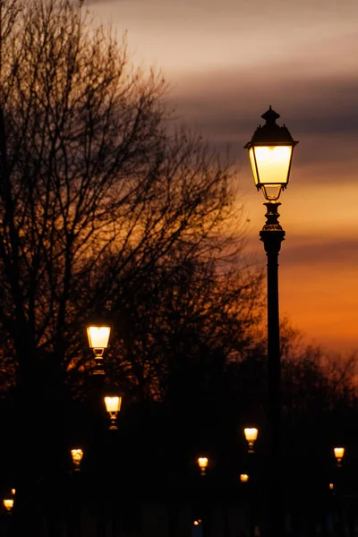 ルッカの冬とロマンス 日没の空と古代の壁の街路灯 — ストック写真