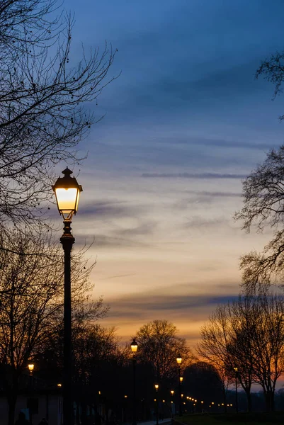 Tél Romantika Luccában Anciet Falak Nyilvános Park Utcai Lámpák Naplemente Stock Fotó