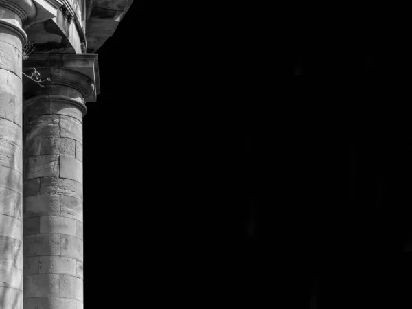 古代建築 1823年 文政6年 に新古典様式で建てられた柱のあるルッカ古水道遺跡の石寺系 — ストック写真