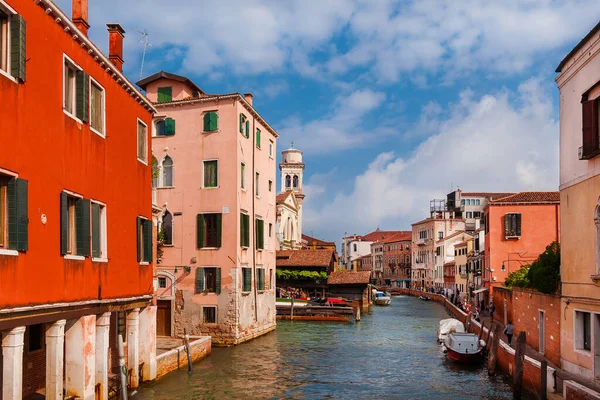 Venedik, İtalya, Ekim 1, 2019 - Venedik tarihi merkezinde renkli evleri ve turistleriyle Rio San Trovaso Kanalı manzarası