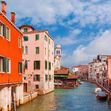 Venedik, İtalya, Ekim 1, 2019 - Venedik tarihi merkezinde renkli evleri ve turistleriyle Rio San Trovaso Kanalı manzarası