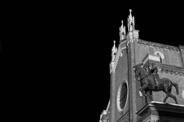ヴェネツィアのバルトロメオ コロニと聖ヨハネとパウロゴシック様式の教会のルネサンス青銅乗馬記念碑 コピースペースと黒と白 — ストック写真