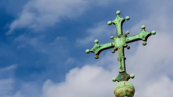 キリスト教 雲の間の神聖な十字架 ヴェネツィアに建立され 建立された記念碑の上部に1481年 コピースペースと — ストック写真