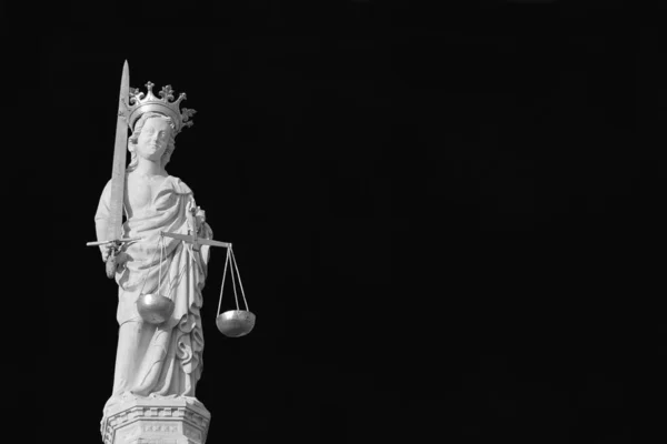 Lady Justice Segurando Balança Espada Uma Estátua Medieval Século Topo — Fotografia de Stock