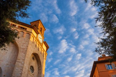 Sant 'Ercolano Kilisesi (St Herculanus) saat kulesi şafakta, Perugia tarihi merkezinde