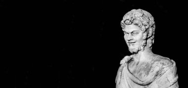 Roma 'daki Villa Borghese halk parkına 18. yüzyılda dikilmiş bir satir ya da Faun antik mitolojik karakteri.)