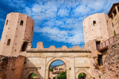Porta Venere (Venüs Kapısı) Spello 'daki harabeler