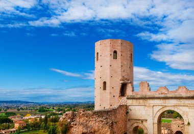 Umbria Vadisi manzaralı Porta Venere (Venüs Kapısı) Spello 'daki batı kulesi kalıntıları