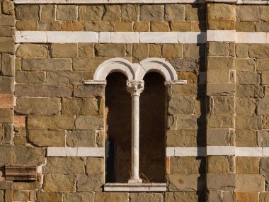 Lucca 'da ortaçağ mimarisi. Merkez sütuna sahip bir 12. yüzyıl Bifora tye penceresi