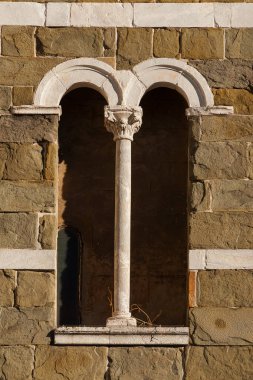 Lucca 'da ortaçağ mimarisi. Merkezi sütuna sahip tipik bir Bifora tye penceresi