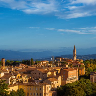 Aziz Peter ikonik çan kulesiyle gün batımında antik Perugia silueti