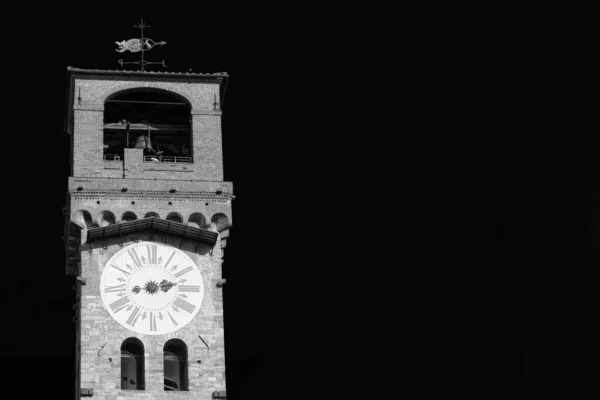 ルッカ中世の トーレ デッレ 旧市街の時計塔 コピースペース付き黒と白 — ストック写真