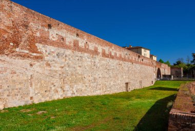 Pisa ortaçağ duvarları yıkıldı.