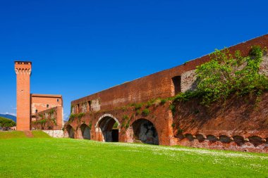 Pisa ortaçağ duvarları, mavi gökyüzü ve kulesi olan harabeler.