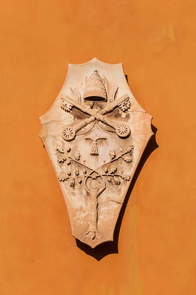 Παλαιό Εκκλησιαστικό Έμβλημα Καρδινάλιου Επισκόπου Τοίχο Στη Λούκα — Φωτογραφία Αρχείου