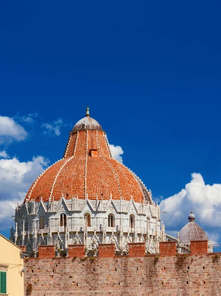 Pisa Híres Nevezetességei Keresztelő Székesegyház Középkori Kupolák Kívülről Nézve Város — Stock Fotó