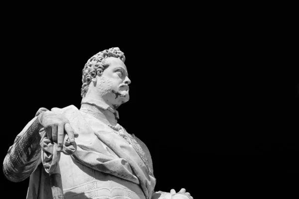 费迪南多一世美第奇托斯卡纳大公皮萨大理石雕像1594年在比萨历史中心竖立的大理石雕像 黑白相间 有复制空间 — 图库照片