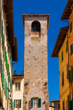 Eski çan kulesiyle Pisa Ortaçağ Tarihi Merkezi