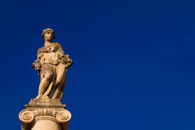 Bolluk, zenginlik, para, refah, servet ve başarı antik Roma tanrıçası. 15. yüzyıldan kalma bir heykel Pisa tarihi merkezine dikilmiştir (mavi gökyüzü ve kopyalama alanı ile))